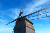 Bockwindmhlen sind typisch fr die viertgrte Insel der Ostsee. Einige der hlzernen Mahlanlagen sind noch heute in Benutzung. Wenn Sie genau hinsehen, dann entdecken Sie auch Estlands Nationalvogel  die Rauchschwalbe