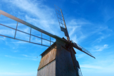 Bockwindmhlen sind typisch fr die viertgrte Insel der Ostsee. Einige der hlzernen Mahlanlagen sind noch heute in Benutzung. Wenn Sie genau hinsehen, dann entdecken Sie auch Estlands Nationalvogel  die Rauchschwalbe