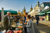 Nache der Stadtbesichtigung lohnt sich ein Besuch auf dem Wochenmarkt, wo man die frischesten Waren erstehen kann, viele kommen direkt von Bauernhfen in der Umgebung.     /      Reinis Hofmanis / latvia.travel